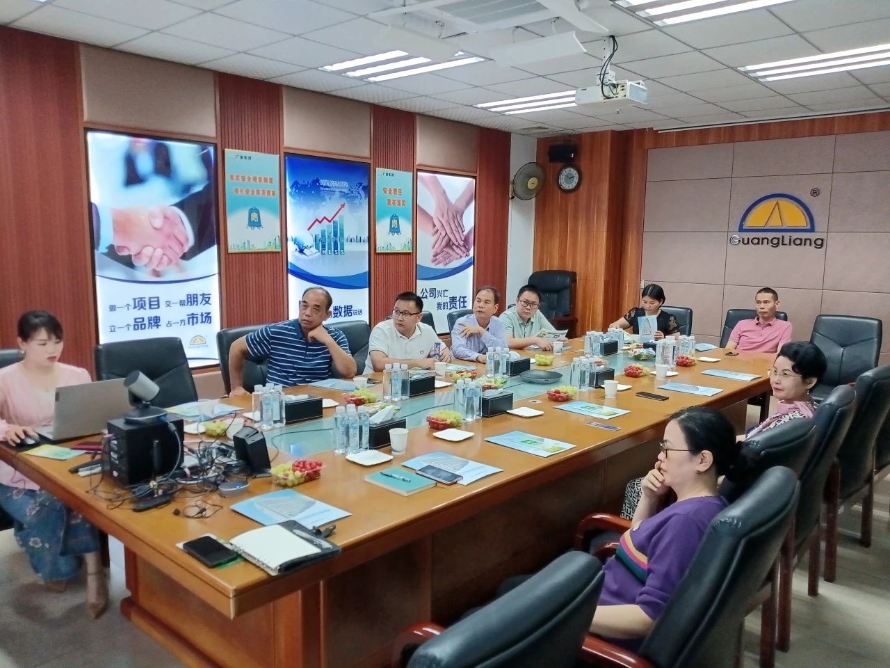 高州市根子镇政府党委及商会领导一行莅临尊龙凯时集团交流座谈共谋发展