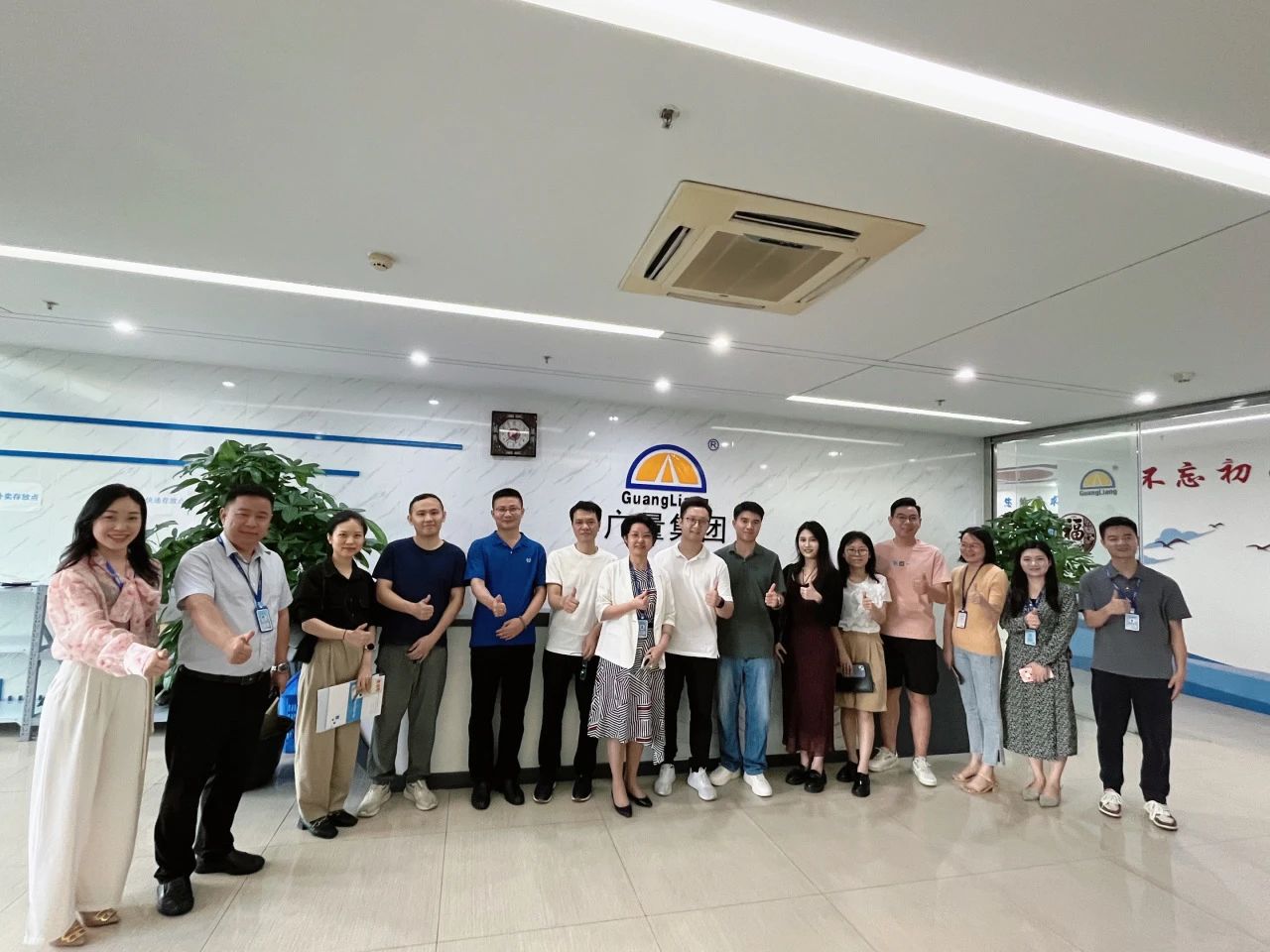 东莞南城城市更新中心携企业考察团莅临尊龙凯时集团参观交流