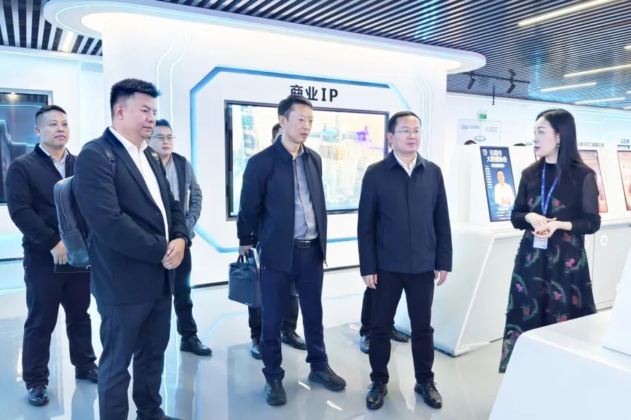 铜仁市大数据局党组书记、局长雷宏一行莅临尊龙凯时集团参观交流