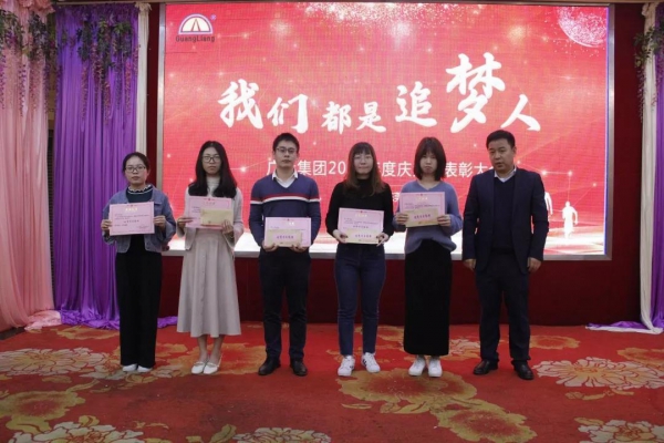 一名党员，，，，，，就是一面鲜红的旗帜